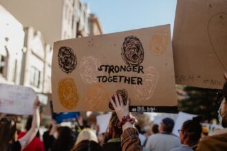 Photo strong people struggle to ask for help