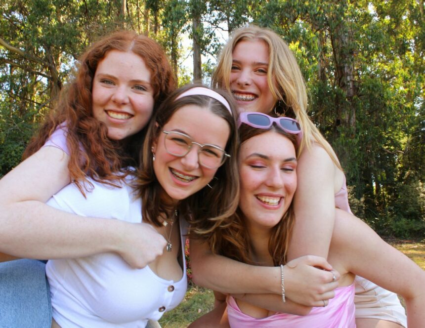 Photo making friends