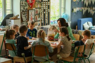 Photo subtle teacher behavior cues classroom