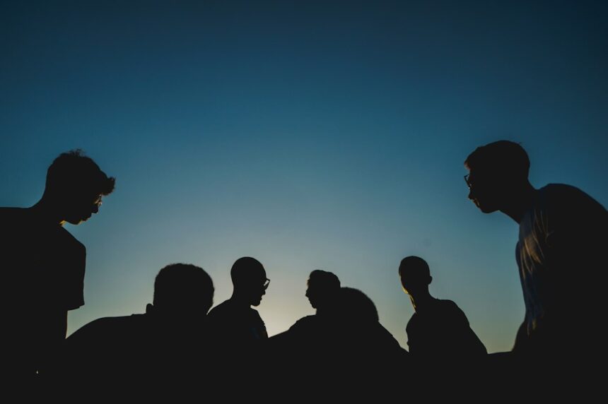 Photo bystander effect helping behavior crowd