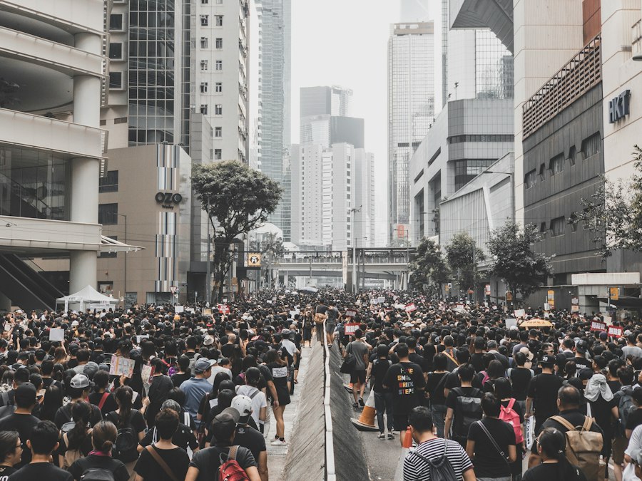 Photo bystander effect helping behavior crowd