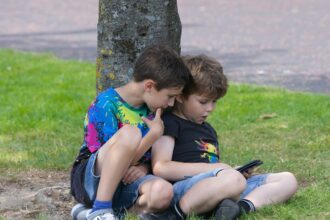 Photo social influence helping behavior