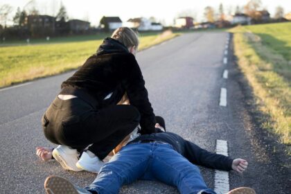 Photo bystander effect emergency help psychology