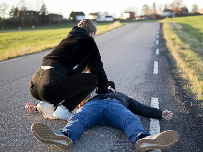 Photo bystander effect emergency help psychology