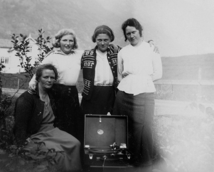 four sisters schizophrenia family study